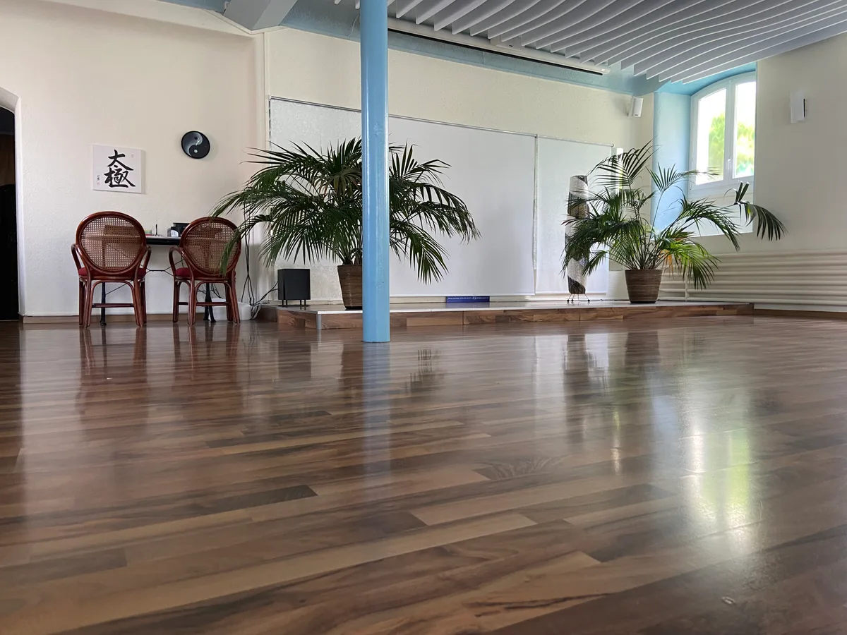 Eine kleine Bühne in einem Saal.